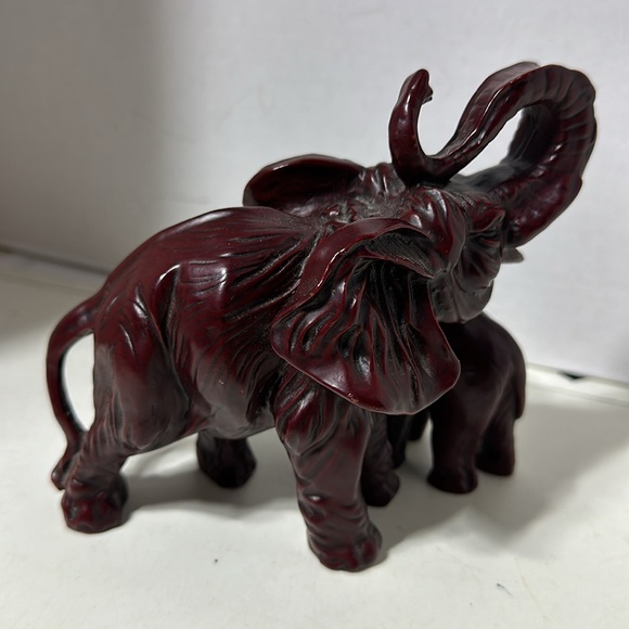 Red Resin Elephant. Mother and baby. Approx 5 1/2” tall - Picture 2 of 4